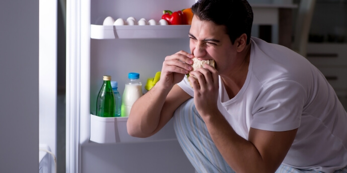 Парень-ест-у-холодильника-переедание-как-следствие-созависимых-отношений