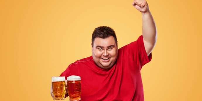 Толстый-мужчина-с-бокалами-пива-в-руках-психологические-барьеры-к-похудению-коучинг-Лара-Серебрянская