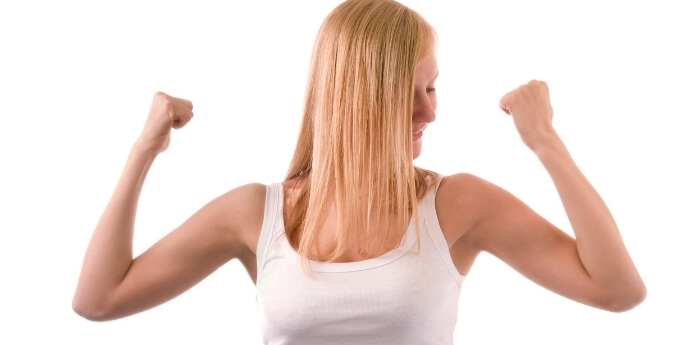 девушка-показывает-мускулы-на-руках-как-развить-силу-воли-коуч-Лара-Серебрянская