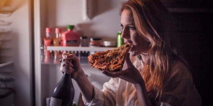 Девушка-ест-ночью-пиццу-отказ-от-вредных-пищевых-привычек-коучинг-Лара-Серебрянская