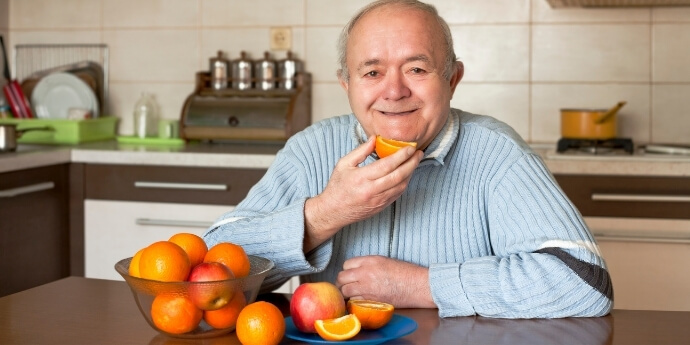 Пожилой-мужчина-ест-апельсин-как-помочь-пожилому-человеку-перейти-на-правильное-или-лечебное-питание-коучинг-Лара-Серебрянская